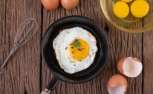 Comment faire cuire un œuf au plat sans huile ?