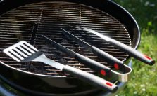Le top 10 des accessoires indispensables pour le barbecue
